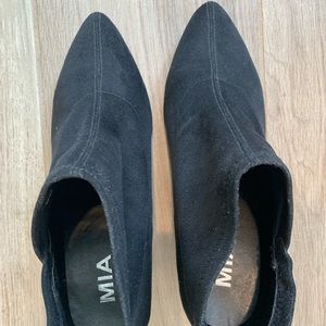 MIA kitten heel bootie in suede black